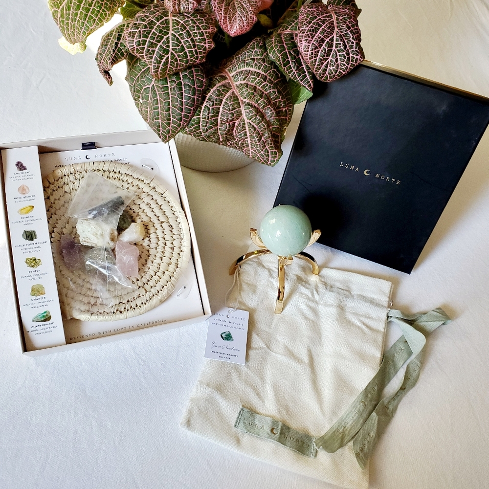 Luna Norte Natural Stone In Woven Basket & Green Aventurine Sphere & Gold Base